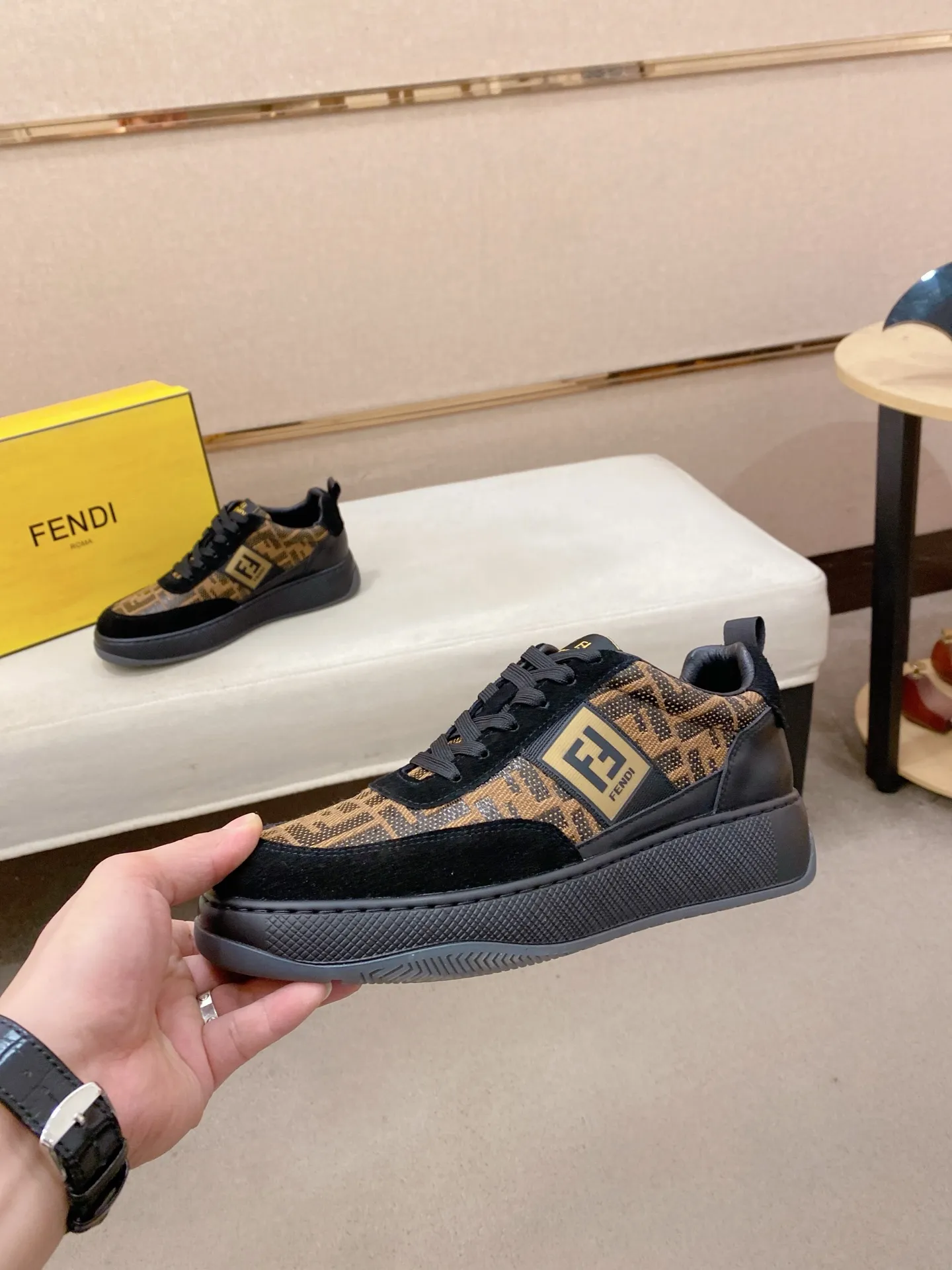 Men's shoes 💰 440💰 (fendi) New style 👊🏻 upper 🇮🇹 imported cowhide fabric 🇩🇪 lining imported sheepskin lining. The original outsole is molded to highlight the identity of every man, and the upper foot is elegant and stable🚶🏻🚶🏻The high-end custom counters reproduce the original version📯No matter the wind or rain, the shoe last remains unchanged and can withstand the verification of time🔍️,🔵 Size: 38-44